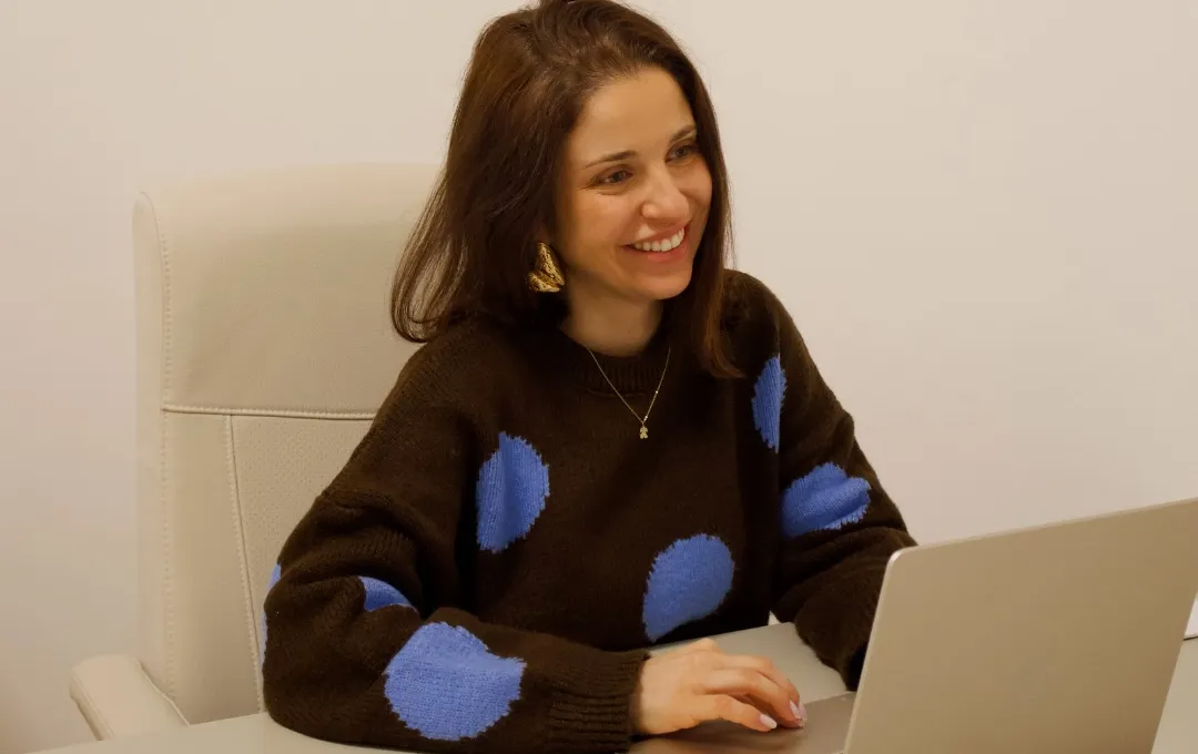Bárbara Plácido ao computador, numa consulta online