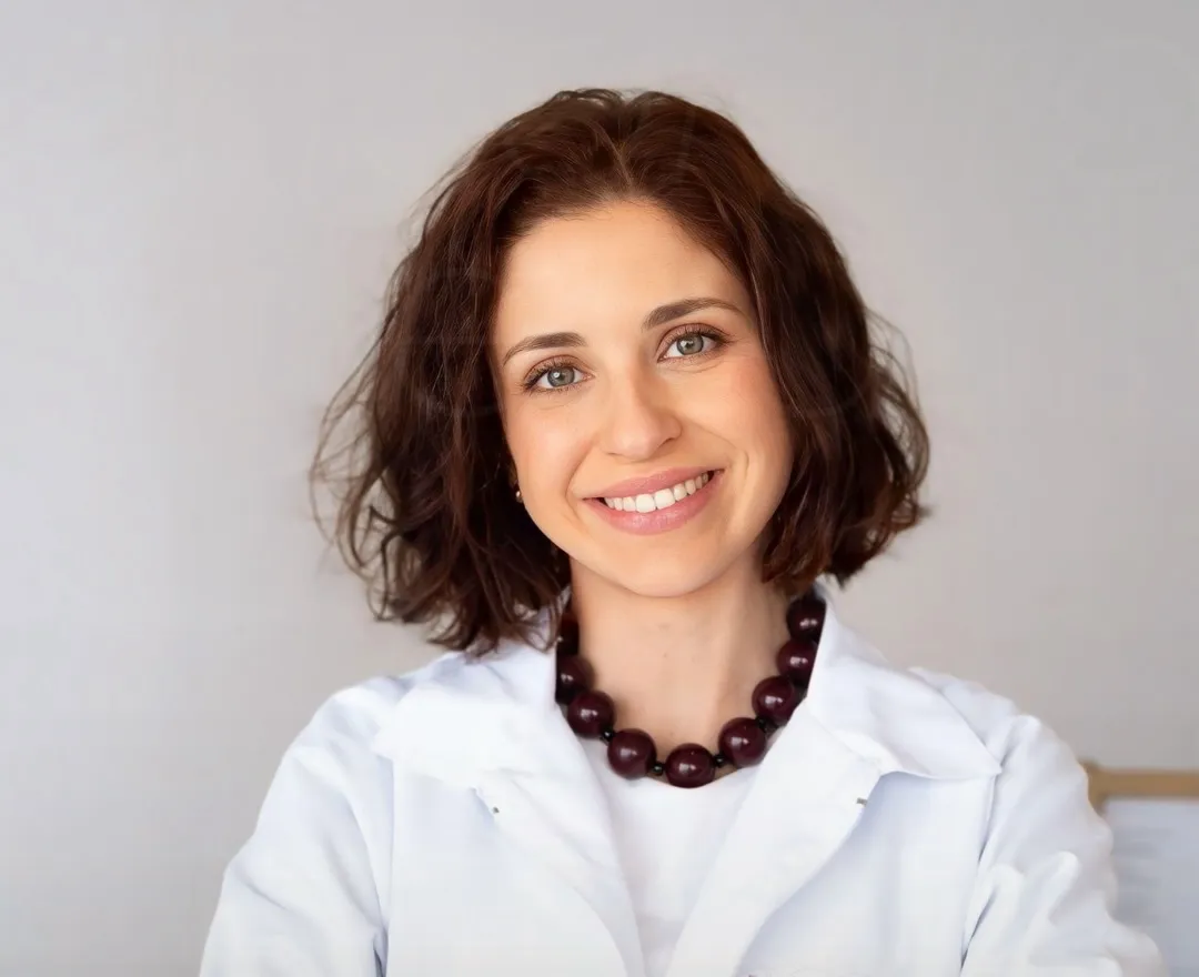 Retrato da nutricionista Bárbara Plácido, de bata branca e colar de contas