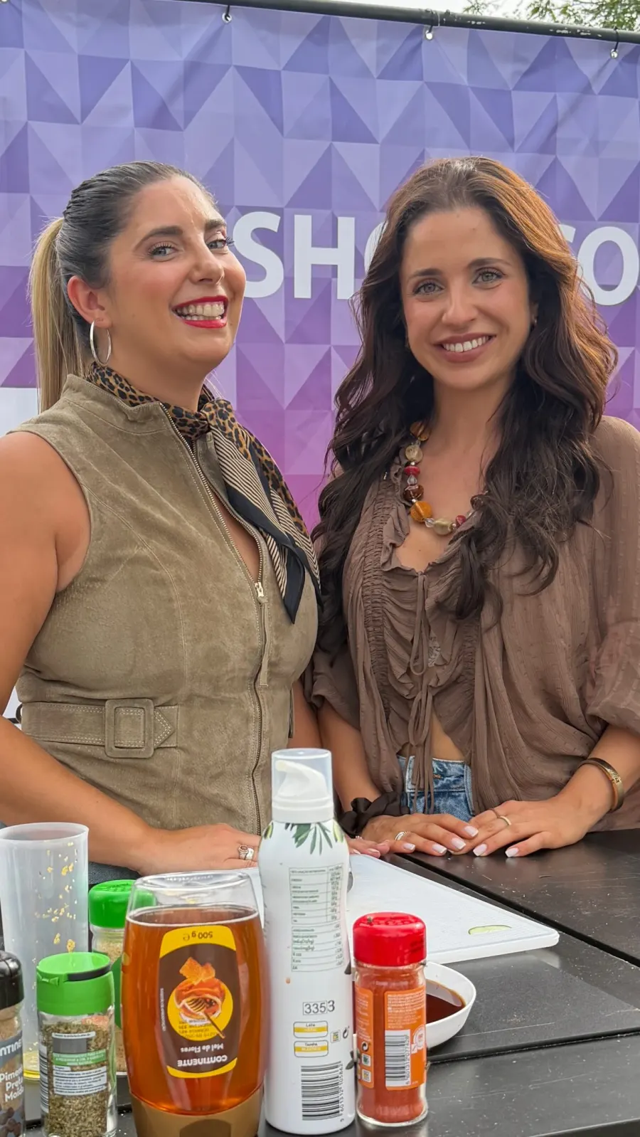Bárbara Plácido e a psicóloga Bárbara Pereira no palco do showcooking do Health Fest